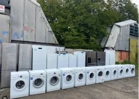 В 90-е годы был крупный бизнес - собирали на улицах Европы выброшенную технику и мебель,продавали в СНГ. Сначала этим дальнобойщики занимались,потом их вытеснили крупные фирмы. Ну и про секонд-хэнд все в курсе. Вроде даже в Москве магазины есть. 
И есть ещё стоковые магазины - это когда из европейских складов не на помойку выкидывают,а на продажу в Россию отправляют. И кстати,попадаются хорошие вещи,весьма недорого..