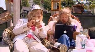 В России(а тем более в СССР) на помойку ничего хорошего не выбрасывают.
Ну разве что,в некоторых районах. Но там помоечников гоняет полиция.