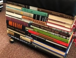 КАК ТАК С КНИГАМИ МОЖНО ПОСТУПАТЬ ...... ((((  .. судя по состоянию их полтора раза открывали ...