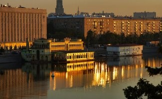 Вот я бы все равно сделал снимок как у меня, как у тебя... Натуральный... Да, можно подправить резкость, контраст, цветность... Но не так...