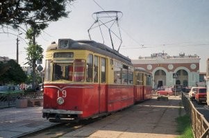 А мы там жили, рядом, в 5-и этажке слева от этого места, с балкона здание и площадь были как на ладони. В 95-м, в свадебном путешествии, Как давно это было. Путевки с кормежкой в кафе, обговоренным пляжем, входящим в стоимость, расселением по частным квартирам. Пляж, кстати, был от бывшей какой то кожной здравницы, и он и остался, типа нудистский, прям посреди центральной части города (вот как по этой улице спустишься, куда трамвай едет). 
Карбованцы тогда были там.  Даже с нашими рублевыми зарплатами чувствовали типа как американцы с долларами в стране третьего мира.