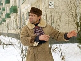 Снег с крыши обрушился на женщину с лопатой