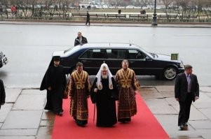 Евангелие от Матфея гл. 19, ст. 23
"Иисус же сказал ученикам Своим: истинно говорю вам, что трудно богатому войти в Царство Небесное;
и еще говорю вам: удобнее верблюду пройти сквозь игольные уши, нежели богатому войти в Царство Божие."

Стремится ли дедушка Кирилл в Царство Божие?