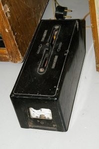 Большой с вольтметром - это не стабилизатор, а автотрансформатор. У него еще переключатель для установки напряжения есть. А по вольтметру это напряжение и контролируют.