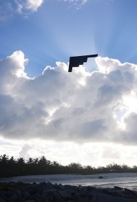 Я даже не пойму, что интересней: то что это выглядит как дыра в небе, или то что кому-то удалось сфоткать раритетный стелс-бомбардировщик Б-2 Спирит!