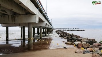 Ну давай сравним, что ли..
камни - это то, то осталость от старого, деревянного...