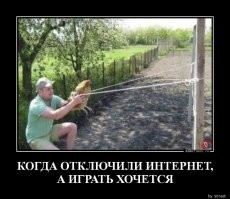 Тюменские дети развлекаются тем, что прыгают в кучу снега с высоты