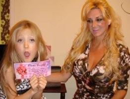 Тут даже скроллить было влом - зажал pagedown, чтобы не тошнило. По обрывкам фраз и картинок, вспомнилась история про англичанку кажись, которая до одури любила моддинг своего будущего трупа и потратила прям очень дохрена денег на всё это дело. Но е#анутости у неё было с запасом, который она вдохновенно и по-матчески разделила со своей дочкой, подарив той на семилетие сертификат (тоже страшно дорогой) на увеличение сисек! 
В памяти (участок с бэдблоками) даже остался затыканный лайками коммент:
- Малолетнюю дуру в детдом, старую ТП - в газенваген (с)