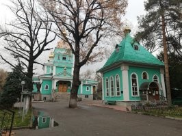 Раньше такого не было . Меня вот в этом храме крестили в Никольском в Алма-Ате и когда учился рядом то часто заходил на службу и казахи мои друзья заходили с мной с удовольствием и ни чего такого не было типа ты православный а мусульмане , дружили так что дома даже двери не закрывали потому что были соседями и вечно кто то приходил в гости просто так .