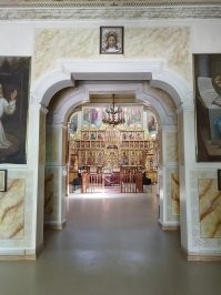 Раньше такого не было . Меня вот в этом храме крестили в Никольском в Алма-Ате и когда учился рядом то часто заходил на службу и казахи мои друзья заходили с мной с удовольствием и ни чего такого не было типа ты православный а мусульмане , дружили так что дома даже двери не закрывали потому что были соседями и вечно кто то приходил в гости просто так .