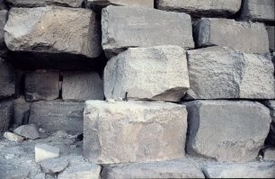 учёным удалось еле еле вставить лезвие бритвы между блоками в пирамиде