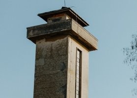 Застеклили кольцевой балкон вокруг башни.
