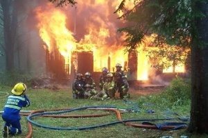 В Британии спасатели спокойно стояли на берегу, пока водитель пытался выбраться из тонущего автомобиля