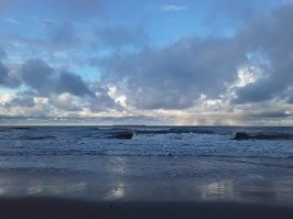 Отлично.   ну вот теперь вы и может другие немножко остановятся и полюбуются. Я вот живу у моря, но и обожаю его. Правда в сезон стараюсь даже близко не подходить.)))) А вот сейчас гуляем там при любой погоде.