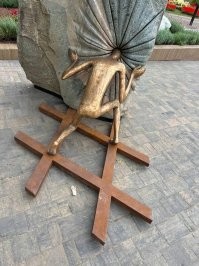 Знак, на котором стоит человек, называется CUM DEO (с богом). Значит, только опираясь на веру в Бога, разум человека может выйти за Ткань бытия/мирозданья.

Ну или просто голову в жопу засунул.