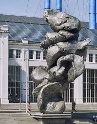 В Москве тоже имеется «шедевр», который иначе, как «какашка» не назовешь.
