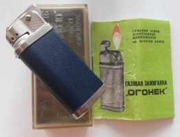 Ну, если правильно помню, вот такая тоже 9 рублей стоила. И была надёжной. Только, помнится, дерматин с корпуса убирали: под ним был полупрозрачный пластик, и было видно, сколько ещё газа в ней.