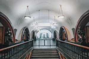 Московское метро самый настоящий подземный музей. 

«Площадь Революции»
«Новокузнецкая»
«Таганская»
«Достоевская»
Более 50 станций напоминают палеонтологический музей, ведь в их отделке использованы материалы, содержащие окаменелости аммонитов, кораллов, наутилусов и других древних животных, которые обитали на Земле в эру динозавров.
И еще много чего интересного.