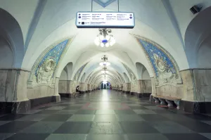 Московское метро самый настоящий подземный музей. 

«Площадь Революции»
«Новокузнецкая»
«Таганская»
«Достоевская»
Более 50 станций напоминают палеонтологический музей, ведь в их отделке использованы материалы, содержащие окаменелости аммонитов, кораллов, наутилусов и других древних животных, которые обитали на Земле в эру динозавров.
И еще много чего интересного.