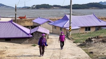 В Москве и частично в Петербурге у нас не сильно отличается. А в сельской местности у них всё гораздо проще. В общем как и много где в мире.
Я не говорю что там плохо, там вполне нормально. Но и никаких чудес нет.