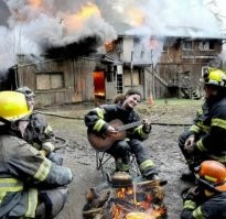 В Британии спасатели спокойно стояли на берегу, пока водитель пытался выбраться из тонущего автомобиля