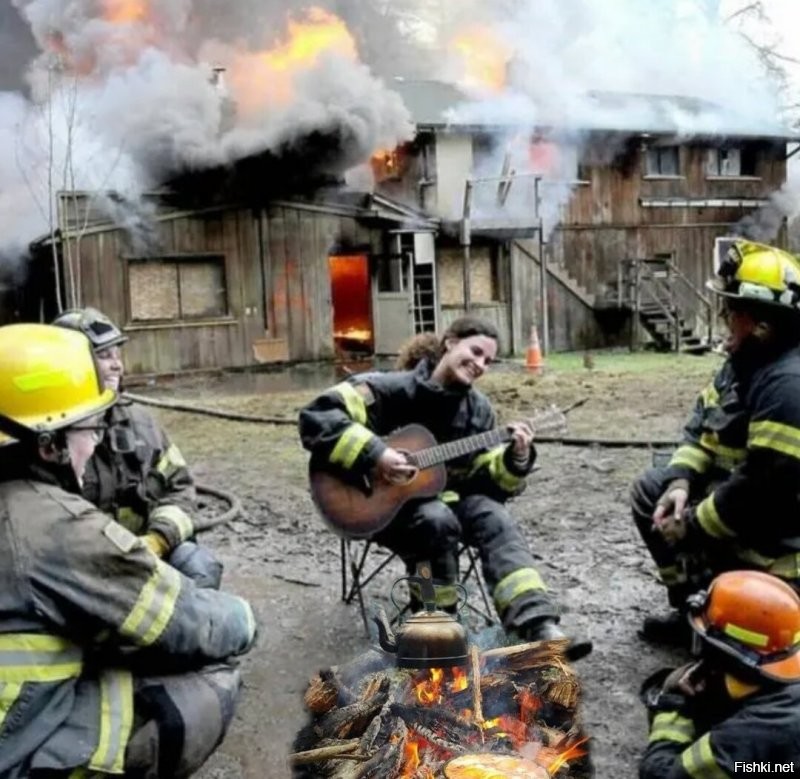 В Британии спасатели спокойно стояли на берегу, пока водитель пытался выбраться из тонущего автомобиля
