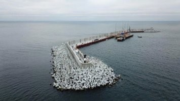 Там не подводная лодка. Это прибрежный газовый терминал. От Новороссийска мы очень далеки.)))) Это Балтика, Калининградская область.