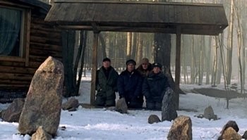Монах медитирует в горах во время снегопада