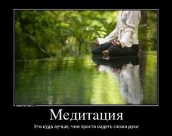 Монах медитирует в горах во время снегопада