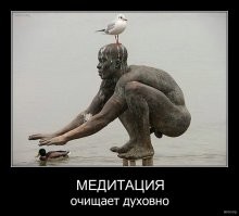 Монах медитирует в горах во время снегопада