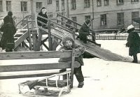 Кстати, горка – деревянная и доски – вдоль. (Была этой зимой тут, на "Фишках", тема про занозу на подобной горке.)