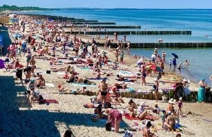 Конечно холоднее чем Чёрное. Но отдыхающих очень много. В том числе и пляжников. Сезон официально обычно открывают 25 мая, но вода тогда конечно холодная. Но вот у июле в прошлом году почти весь месяц была 20-23 и даже до 25. Это редко бывает. Поскольку вода в нашем море не прогревается и у берега тёплая бывает только когда подгоняет ветер и течения поверхностную нагретую воду. Потому бывает на улице жарища за 30 градусов, а вода всего 18. Когда лезешь распаренный зноем, кажется вообще ледяной. Мы привычные, а вот приезжие бывает поражаются и даже возмущаются. Особо доставляют возмущения- претензии типа "мы вот приехали в самый сезон, а у вас тут вода холоднючая и купаться невозможно, а вчера вообще дождь шёл и куртки пришлось надевать!!!"  у нас в один день может кардинально поменяться всё. Лично наблюдала как сначала была жарища, толпы салотопильщиков на пляж валили. А через два часа с моря пошёл сильный туман и похолодало на 12 градусов, плюс сырой ветер. Вся эта толпа повалила на автобусы и электрички укутанные как солдаты наполеоновской армии зимой 1812 года кто во что.)))  Сезон у нас не абсолютная гарантия жаркого пляжа  и парной воды. Однако подавляющее большинство очень довольны и возвращаются не раз.