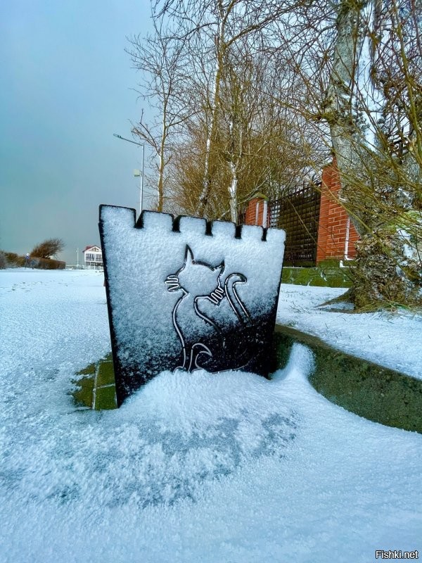 Пф...! Олень, у них понимаш.. У нас вон кабаняшки целоваться лезут... Но за вкусняшку.))) На пляже загорают, в море купаются. Лисы у них в очереди на водопой... А у нас просто фотомоделями работают. За вкусняхи конечно. Лавки с динозаврами у них... А у нас с котами! 
 даже живыми. И вообще для котов нам и кареты не жалко. Люки у них цветные, фигурные, ну и у нас ничо такие. 
 Зато у нас во как было на небе, а у них фига с маслом. У  нас вот какие герои, а у них самураи сеппукнутые.  И вот какой у нас Вечный Огонь и пркрасная смотрительница, а у них влажные мечты про острова. И это только в одном небольшом городке. 
 Так что нечего ту Японию нахваливать. Нет там ничего такого, что удивляться и завидовать надо- у нас не хуже, а то и получше есть.