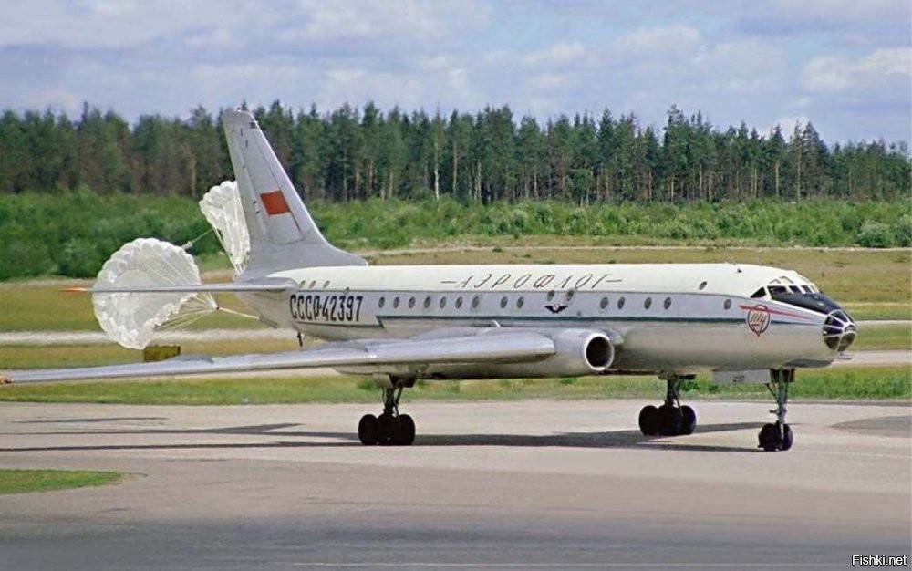 Ту-104 , Ту-124, Ту-144 -  самолёты не имевшие системы "реверс" , а вместо этой системы у них были тормозные парашюты.