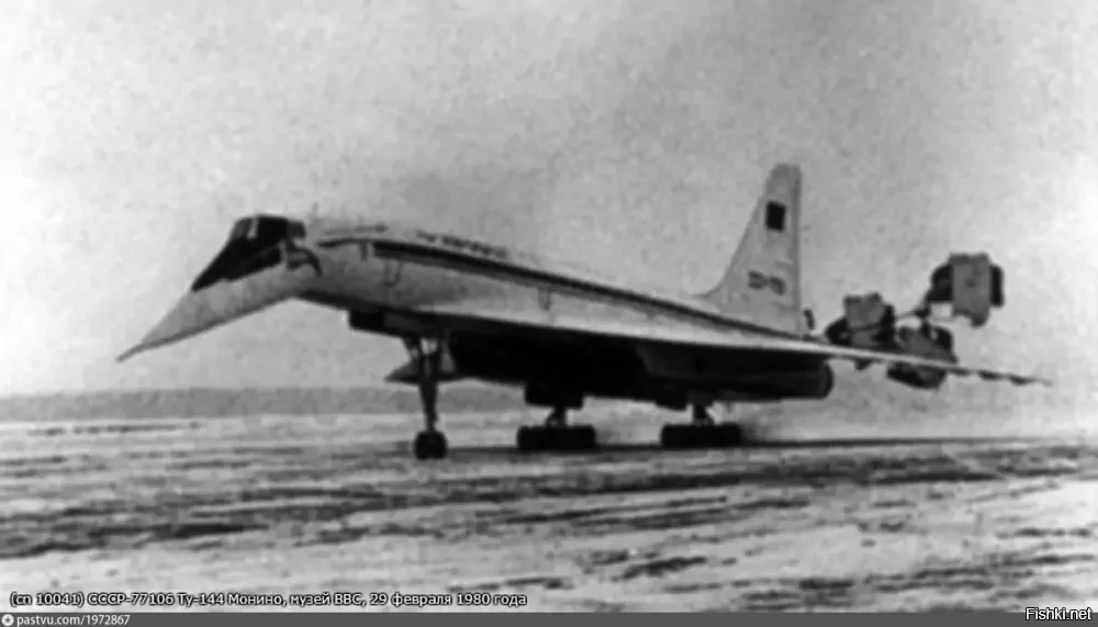 Ту-104 , Ту-124, Ту-144 -  самолёты не имевшие системы "реверс" , а вместо этой системы у них были тормозные парашюты.