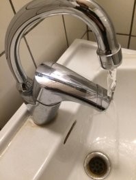 Нормальный кран. А вот руки из задницы у того кто его ставил .