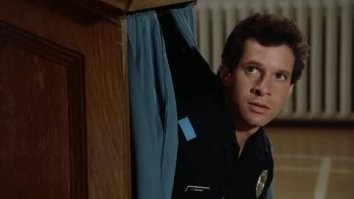 - Махоуни сделал очень плохую вещь, сэр!
- Кому?
- Ээээ... Кому? Ну, я даже и не знаю...