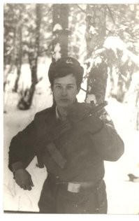 ВСЕХ!  Кого касается с ПРАЗДНИКОМ! от души! ВСЕХ!   Кто служил! 
 для меня это - день Советской Армии и Военно-Морского Флота 
эх.. Было! дело! и даже дважды!  начало после университета, учебная дивизия в Сибирцево. Монастырище. младший сержант. служба, потом через 5 лет снова призвали на два года офицером... 
И не жалею!