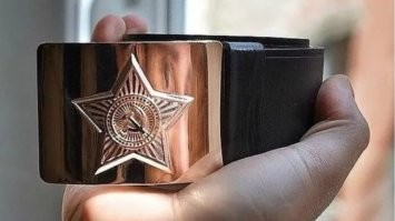 ВСЕХ!  Кого касается с ПРАЗДНИКОМ! от души! ВСЕХ!   Кто служил! 
 для меня это - день Советской Армии и Военно-Морского Флота 
эх.. Было! дело! и даже дважды!  начало после университета, учебная дивизия в Сибирцево. Монастырище. младший сержант. служба, потом через 5 лет снова призвали на два года офицером... 
И не жалею!