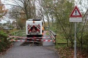 1) Фото Бельгия - Написано черным по белому , мост не безопасен для транспорта  2) Придурок с моего района араб разбил его в франции . Раньше его бэтмобиль останавливали менты что бы просто посмотреть . Машина была на дубайских номерах .
