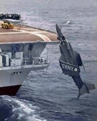 Вопреки тиражируемому мифу, это вообще не ошибка. Это съёмки фильма о безопасности полётов. И да, самолёт они утопили. Как и задумывалось.