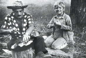 Это Александр Григорич угощает драниками мальчика Рому