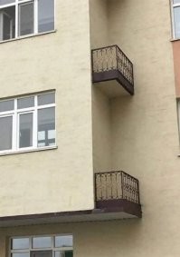 Это маленькие балкончики - для установки кондиционеров