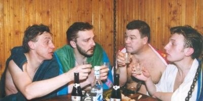 Самые лучшие герои из "Улиц разбитых фонарей" только Казана не хватает. Первые два сезона лучшие, смотрятся прямо реально, как в жизни. Волков здесь совсем молодой.