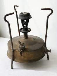 Раньше вообще беспроводные технологии были развиты. Не только утюги были без проводов,но и паяльники,лампы,печки,проигрыватели..