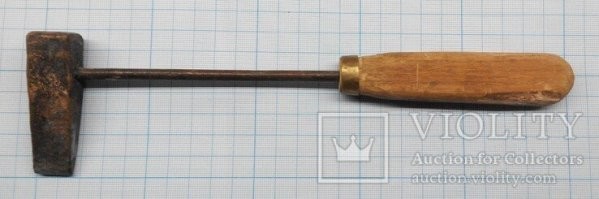 Раньше вообще беспроводные технологии были развиты. Не только утюги были без проводов,но и паяльники,лампы,печки,проигрыватели..