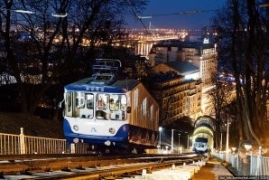 Блин. Это КАНАТКА!
Фуникулер рельсовый транспорт и выгладит так. Киев