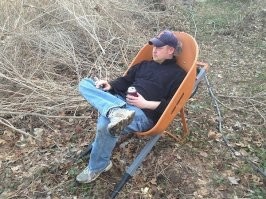 Насчёт мужика в тачке, вот этого, 
Реклама тачек Sherlock именно со стариком сидящим в тачке, но почему-то немогу сходу найти эту картинку, но есть куча других...