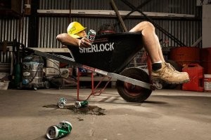 Насчёт мужика в тачке, вот этого, 
Реклама тачек Sherlock именно со стариком сидящим в тачке, но почему-то немогу сходу найти эту картинку, но есть куча других...