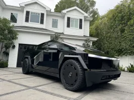 Энтузиасты обернули электропикап в черную глянцевую пленку и установили стильные 24-дюймовые диски. Выглядит впечатляюще!
Черная глянцевая пленка наделяет корпус элекромобиля зеркальными свойствами, что весьма необычно смотрится на фоне классического матового алюминия. Многим пользователям такой дизайн пришелся по душе.

Источник: